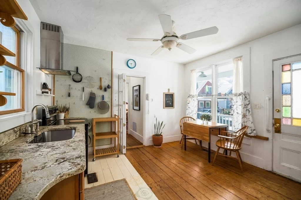 Photo of 962 Washington St