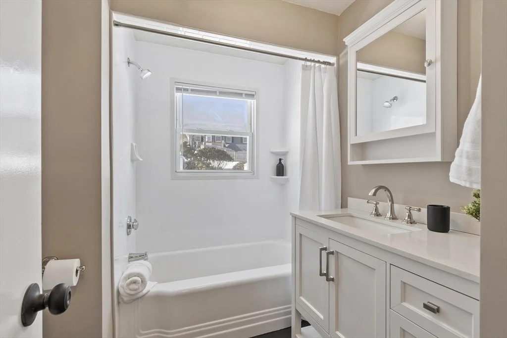 Photo of 6 Meadowbrook Dr