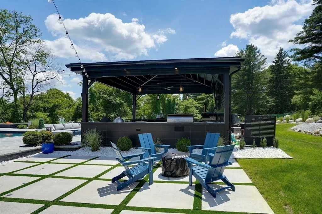 Photo of 556 Middle Road