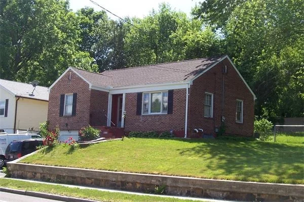 Photo of 1069 Main St