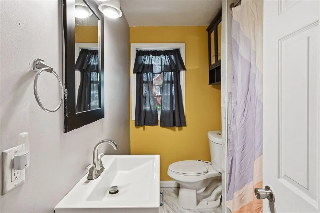 Photo of 881 Roosevelt Ave