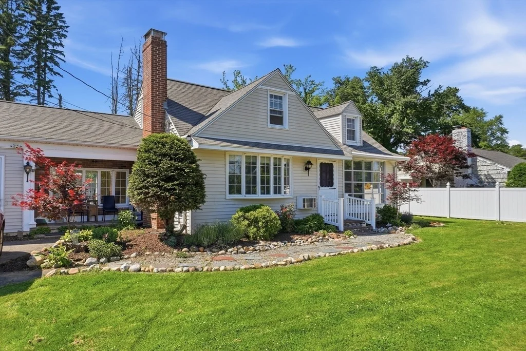 Photo of 375 River Rd