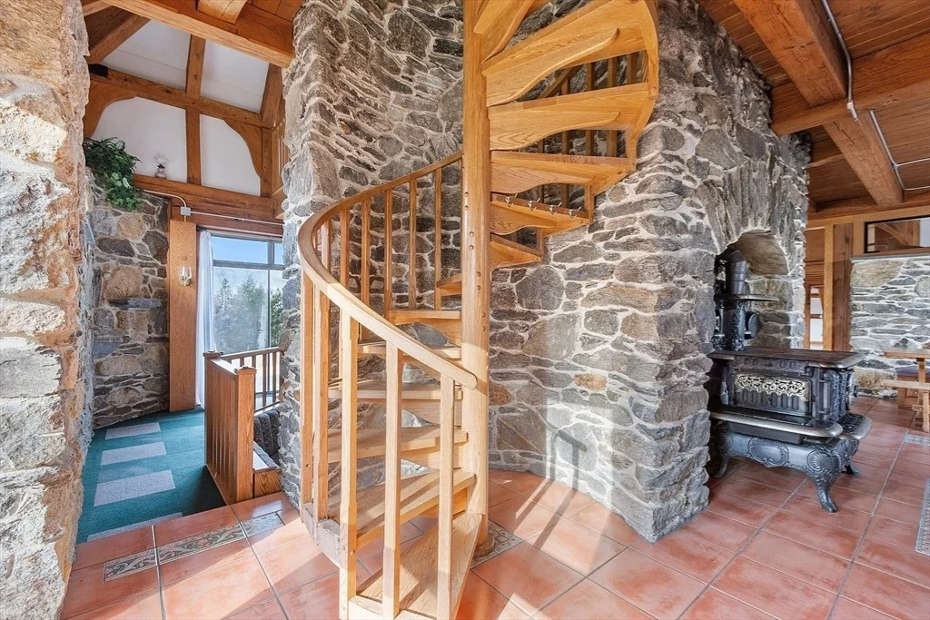 Photo of 102 Lyons Hill Rd