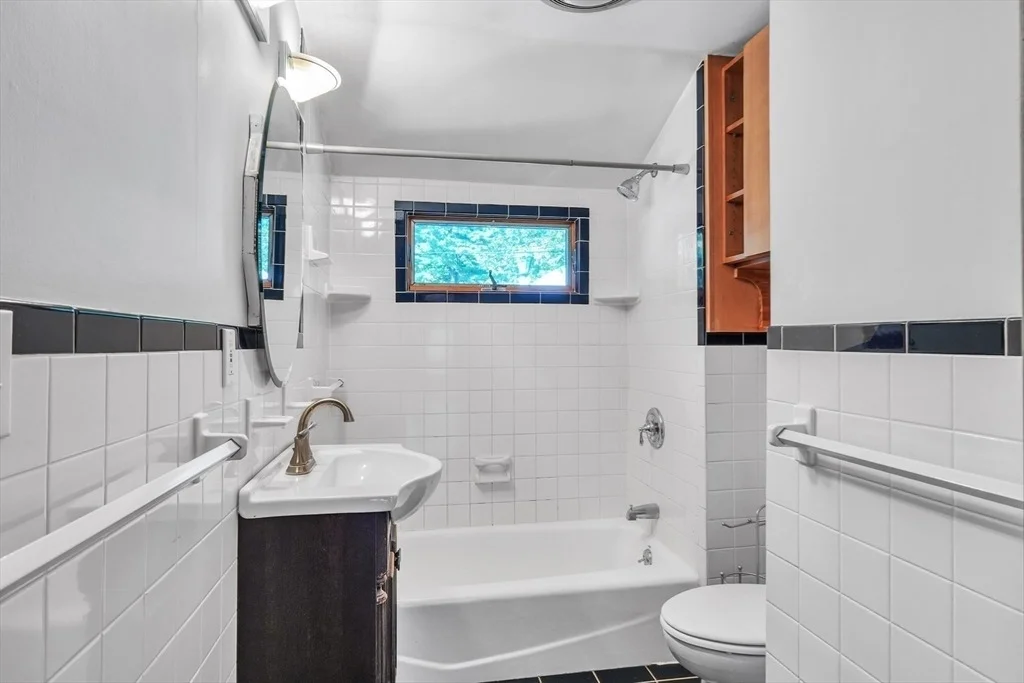 Photo of 210 Barton Rd
