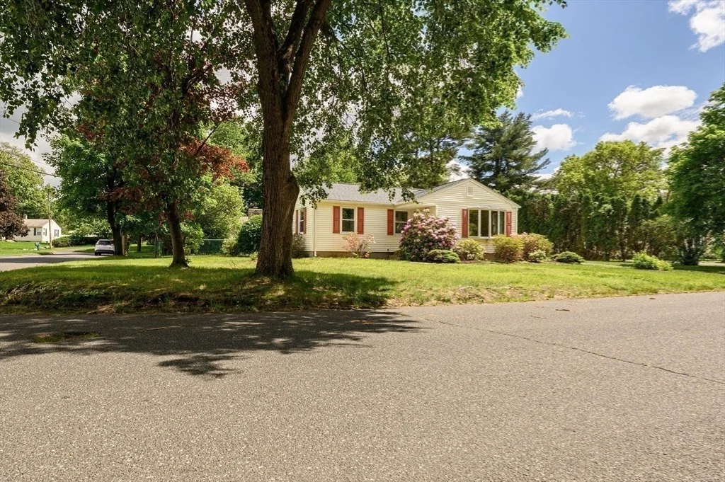 Photo of 747 N Branch Pkwy