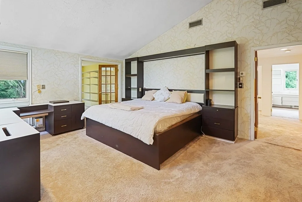 Photo of 17 Crowningshield Dr