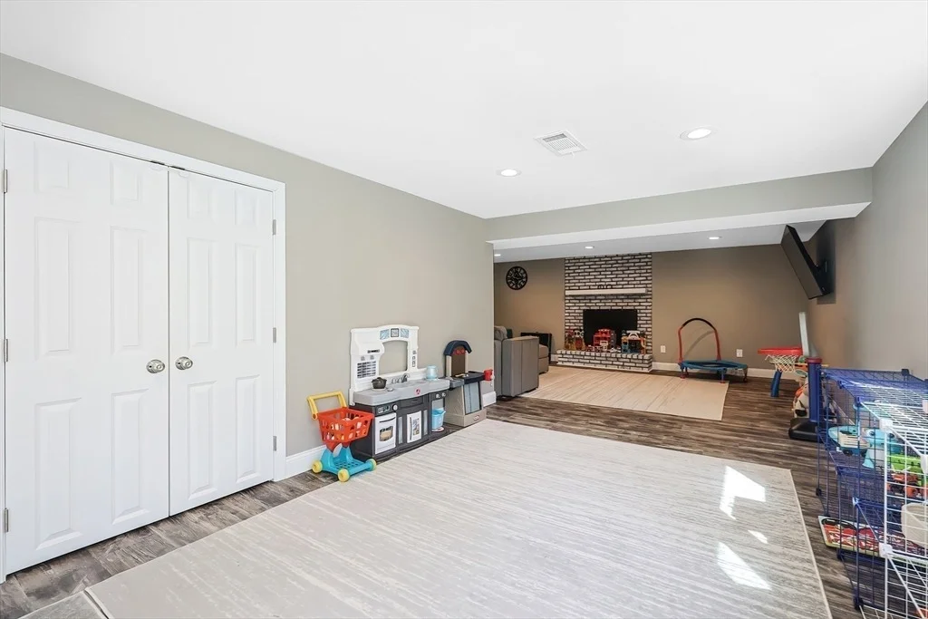 Photo of 8 Chickering Ln