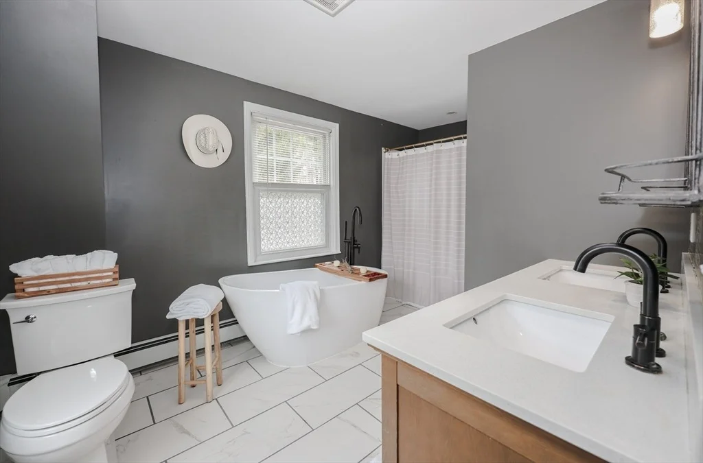 Photo of 34 E Derry Rd