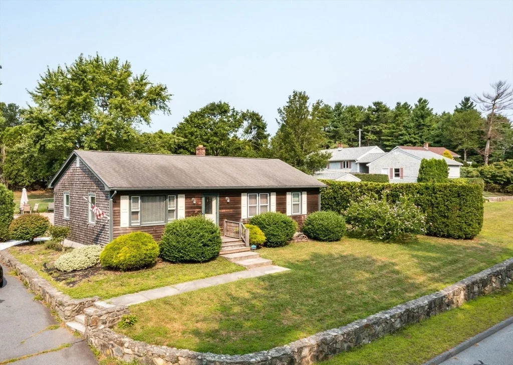 Photo of 649 Middle Rd