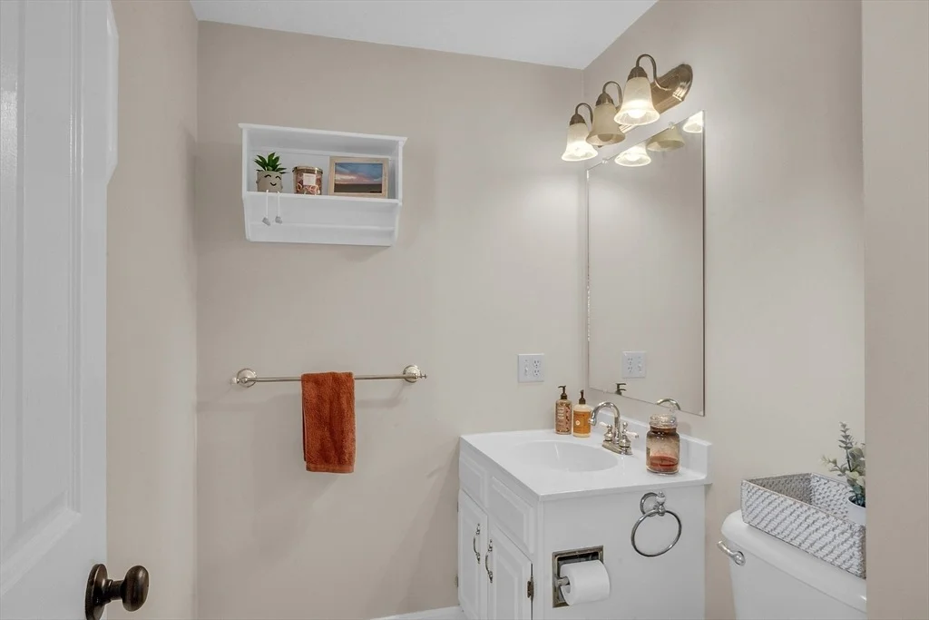 Photo of Unit D at 706 Ridgefield Cir