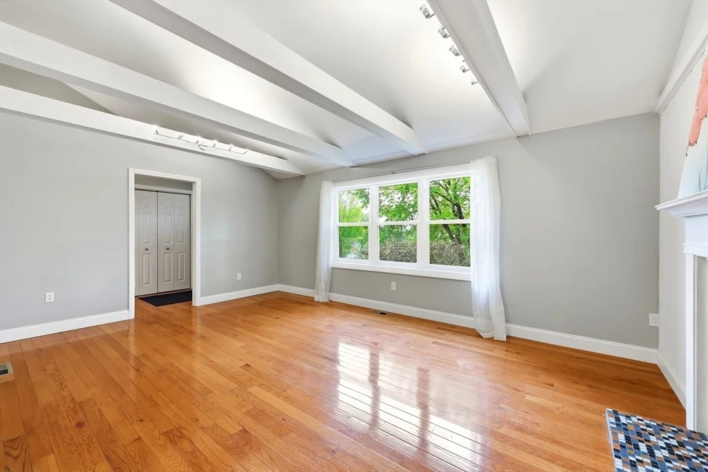 Photo of 1185 Bay Road