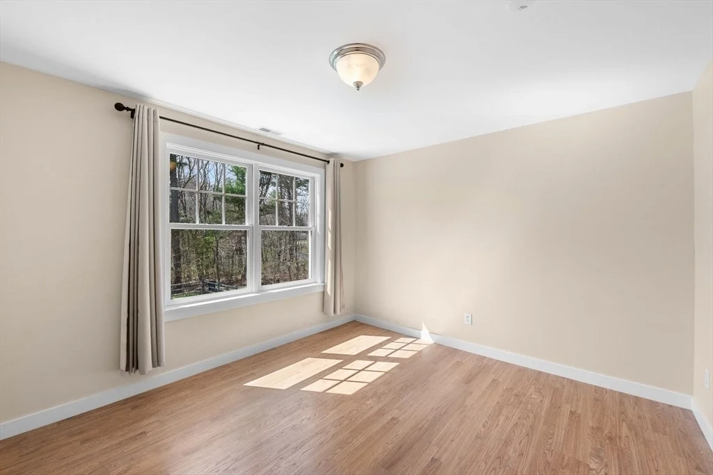Photo of 102 River Rd