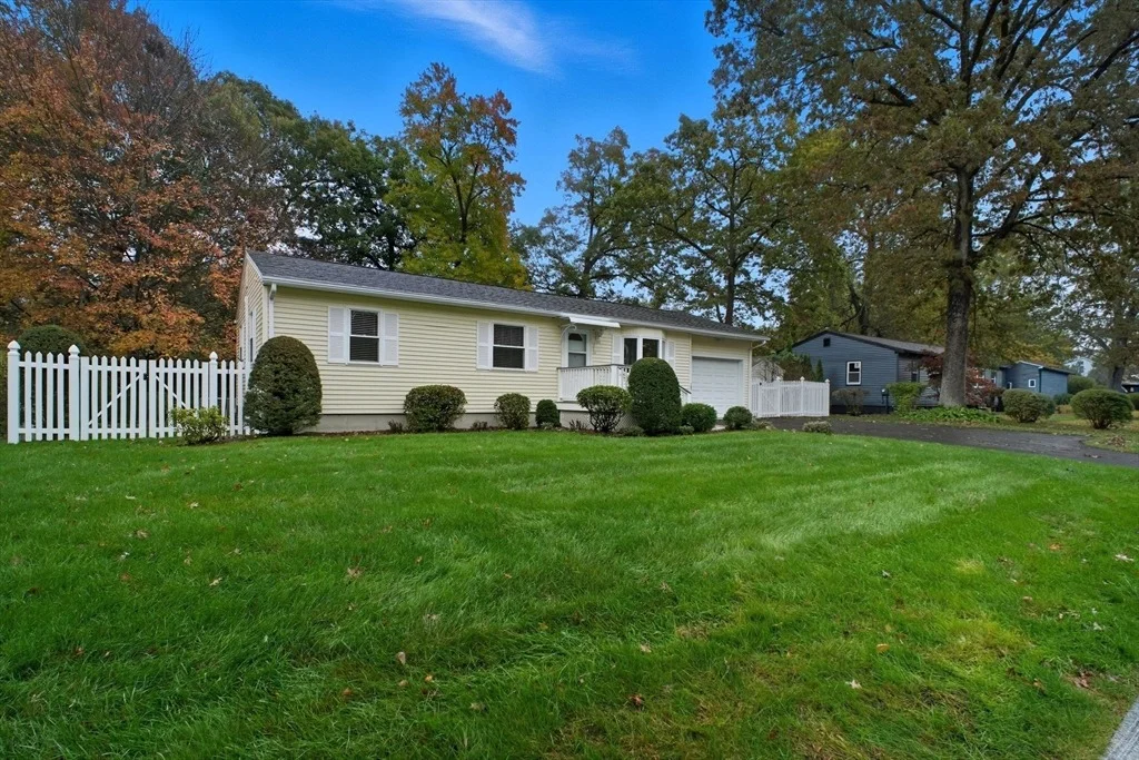 Photo of 221 Glenoak Dr