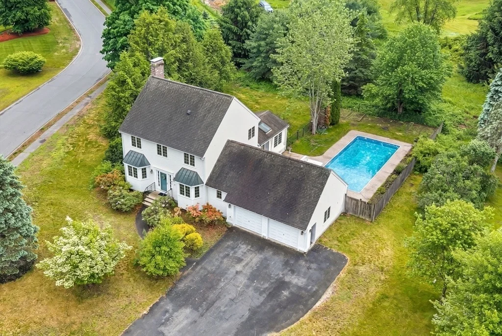Photo of 4 Meadow Dr