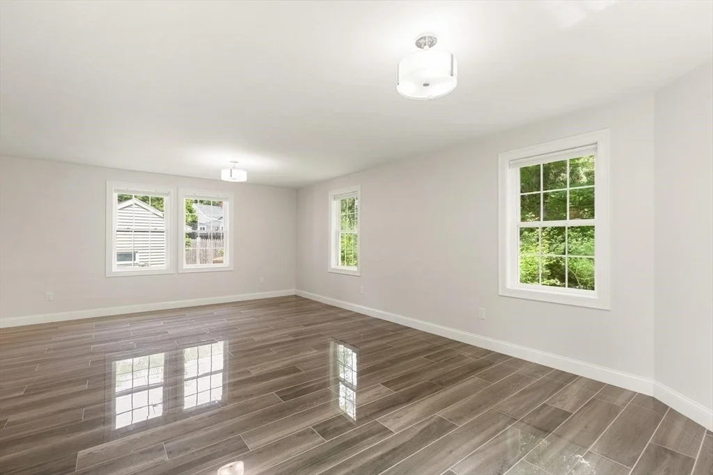 Photo of 1295 Main St