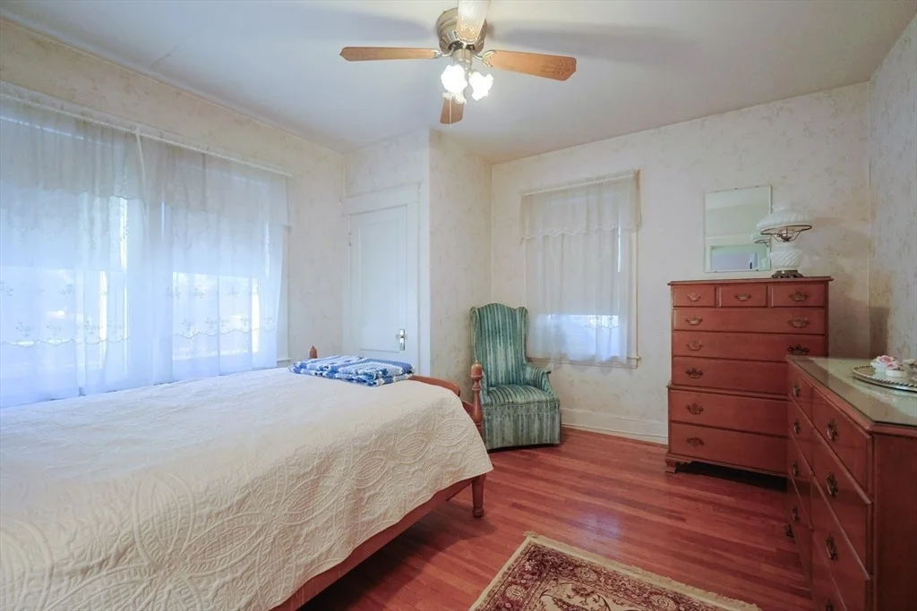Photo of 587 Common St