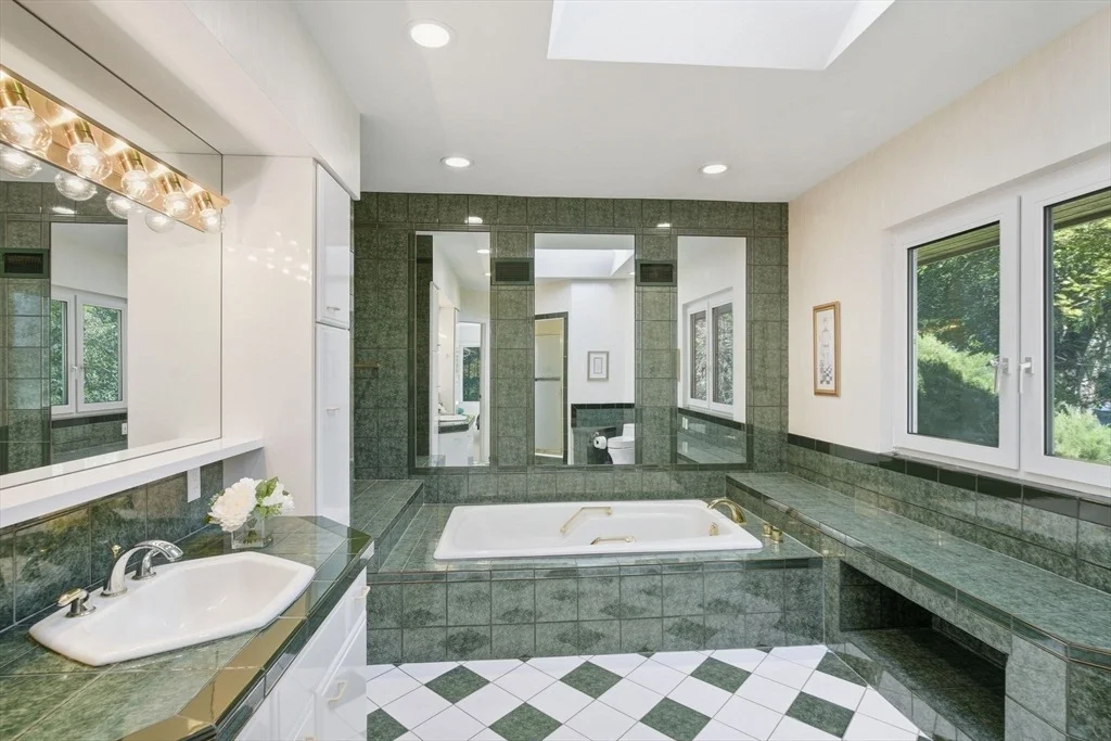 Photo of 182 Crestview Cir