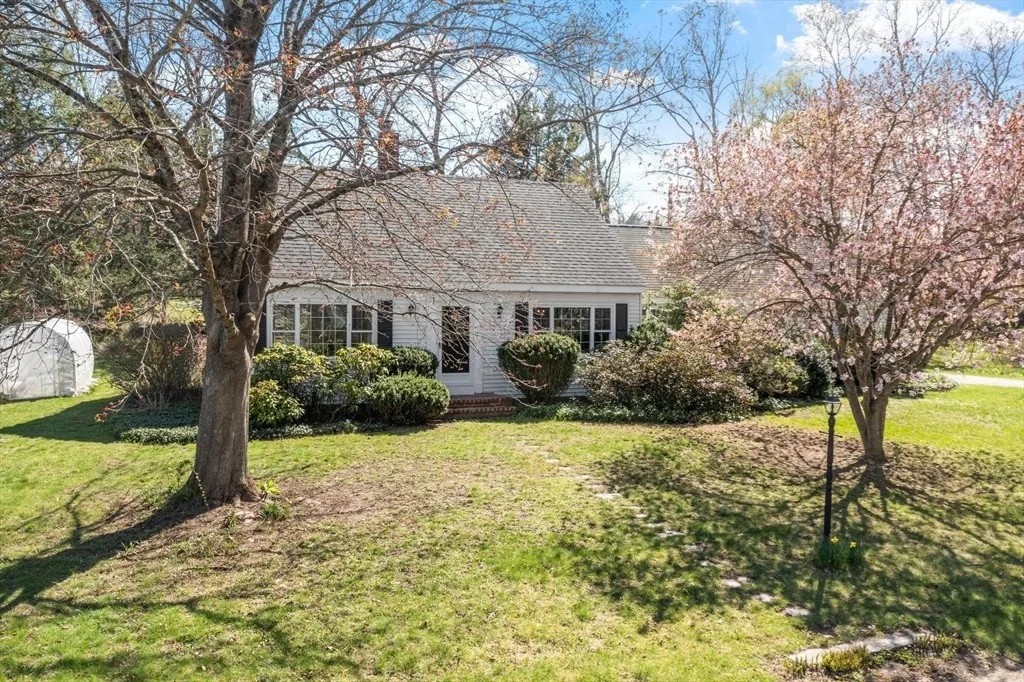 Photo of 40 Ivy Dr
