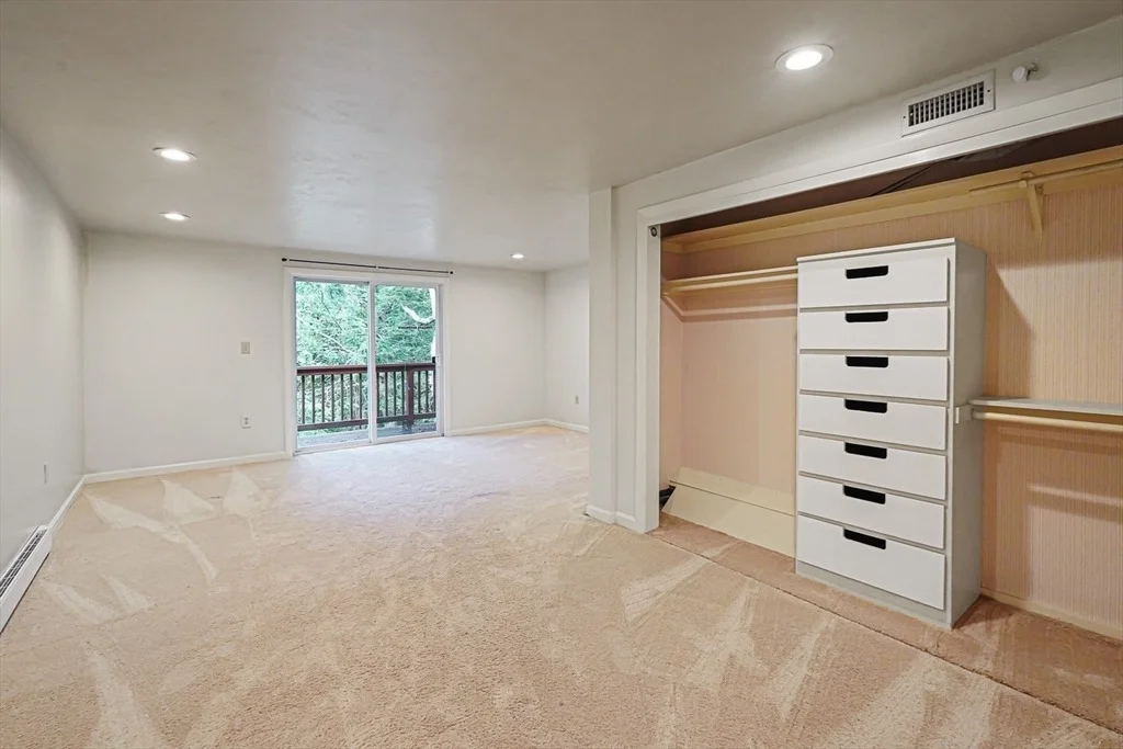 Photo of 17 Crowningshield Dr