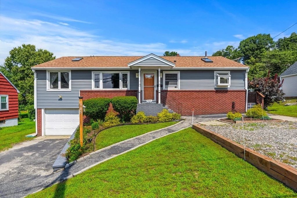 Photo of 905 Riverside Dr