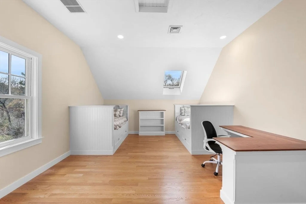 Photo of 102 River Rd
