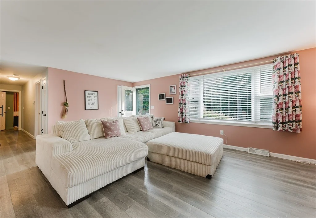 Photo of 649 Middle Rd