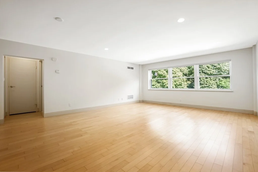 Photo of Unit 607 at 1600 Beacon Street