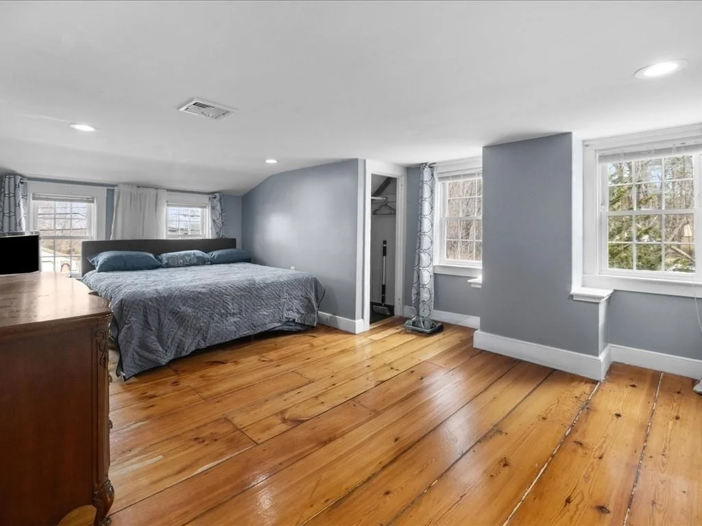 Photo of 555 Webster St.