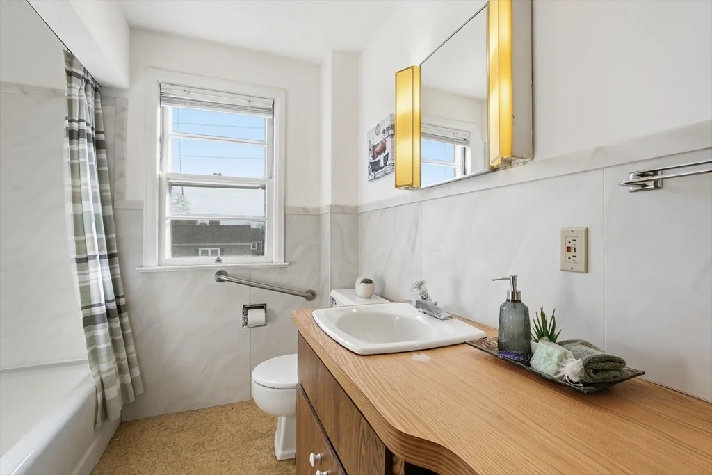 Photo of 565 Williams Street