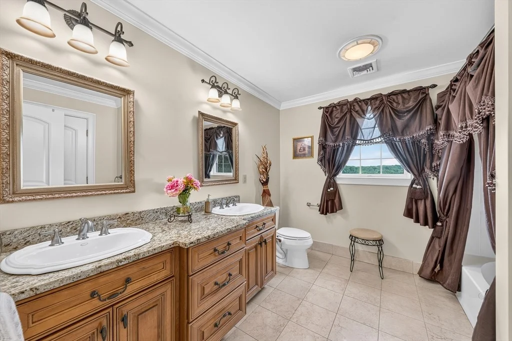 Photo of 385 Scott Rd