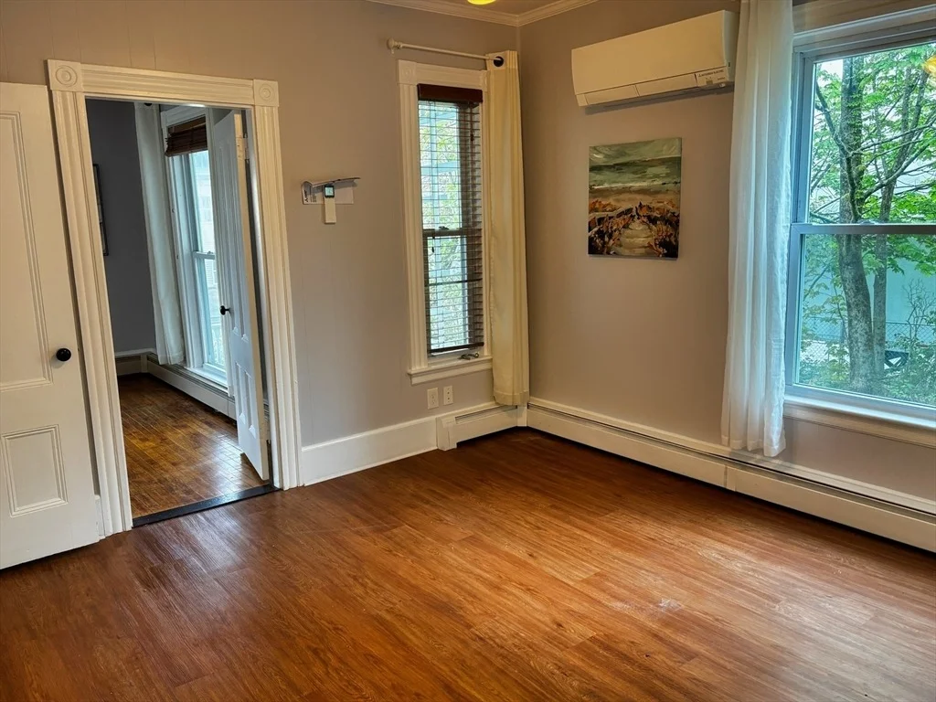 Photo of 1048 Main St