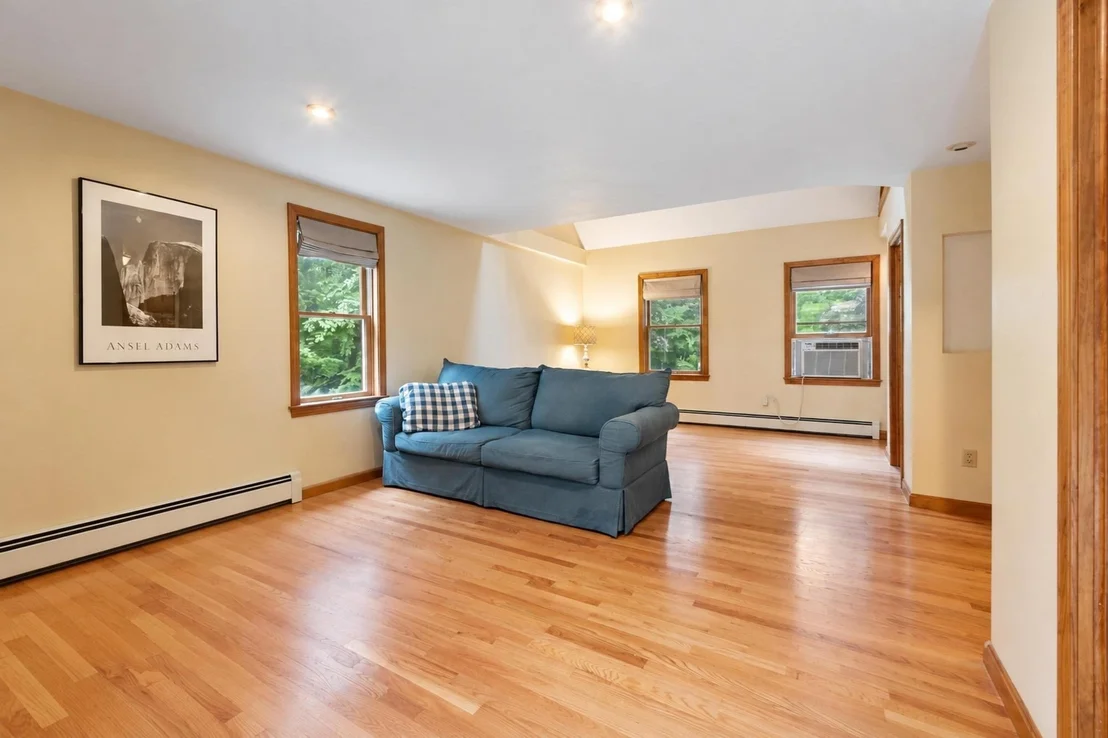 Photo of 10 Hog Hill Rd