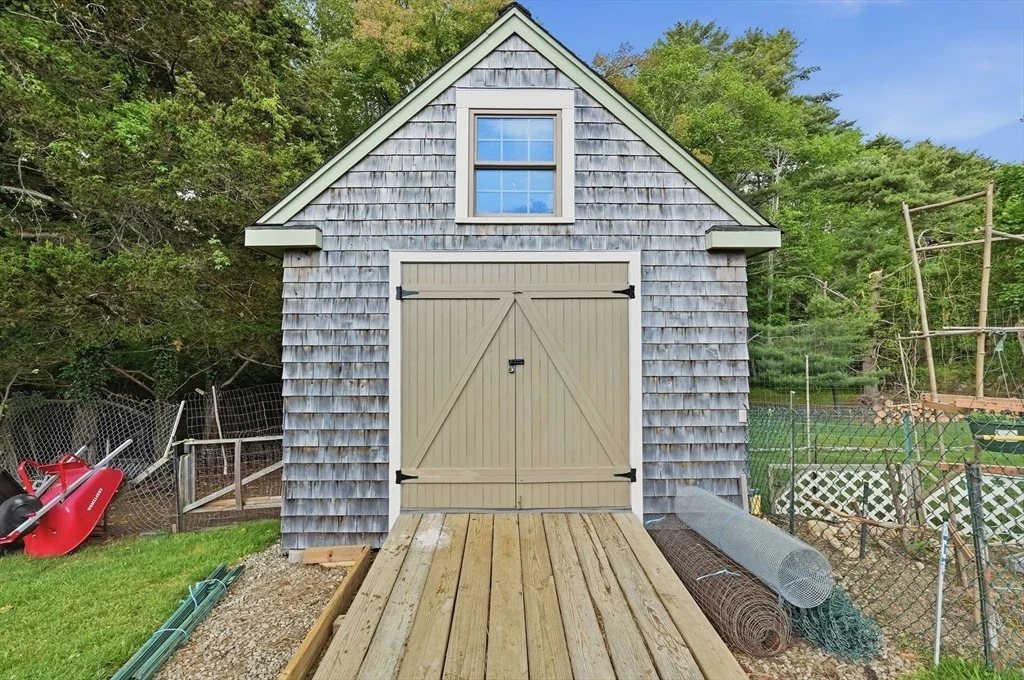 Photo of 602 Old County Rd