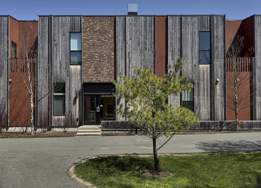 Photo of Unit 1 at 1 River Run