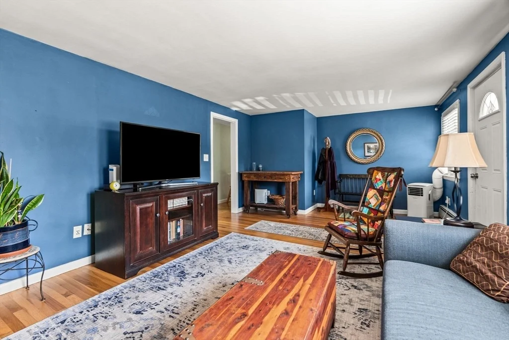 Photo of 905 Riverside Dr