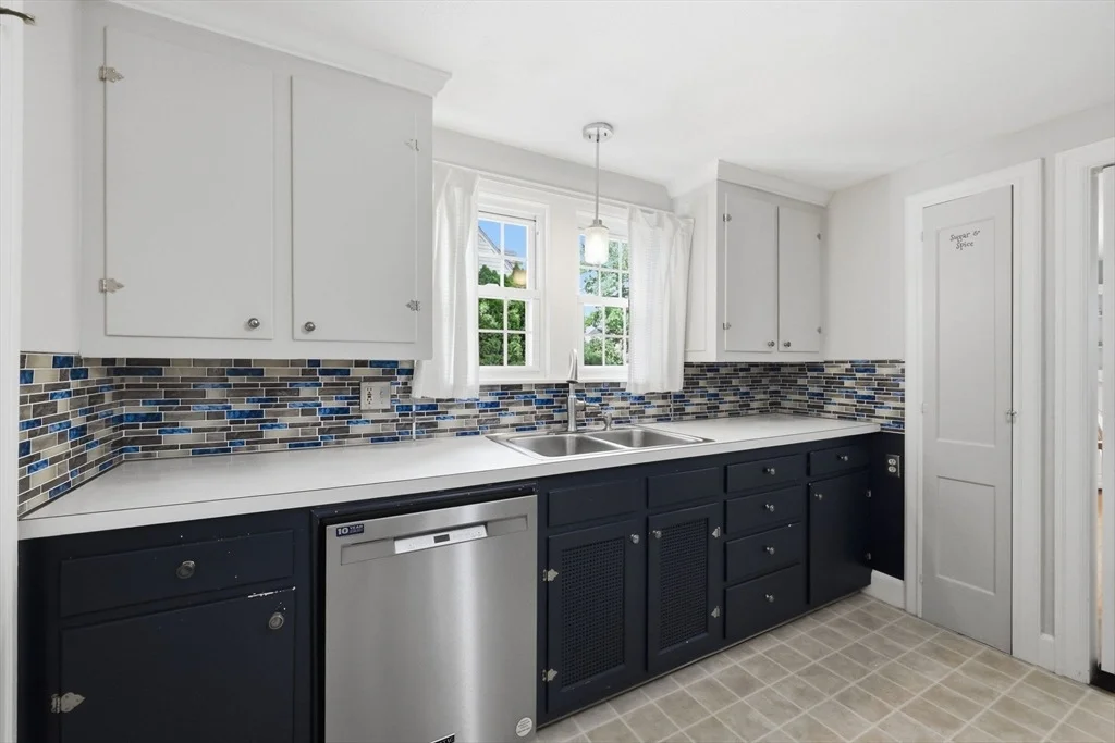 Photo of 250 Gillette Ave