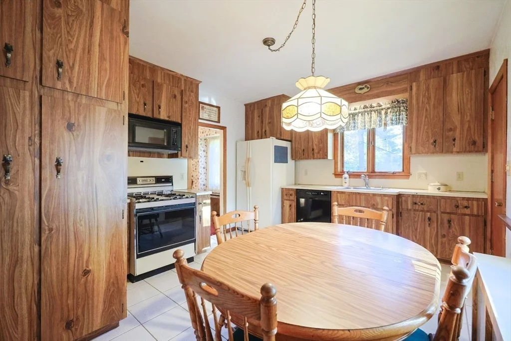 Photo of 587 Common St