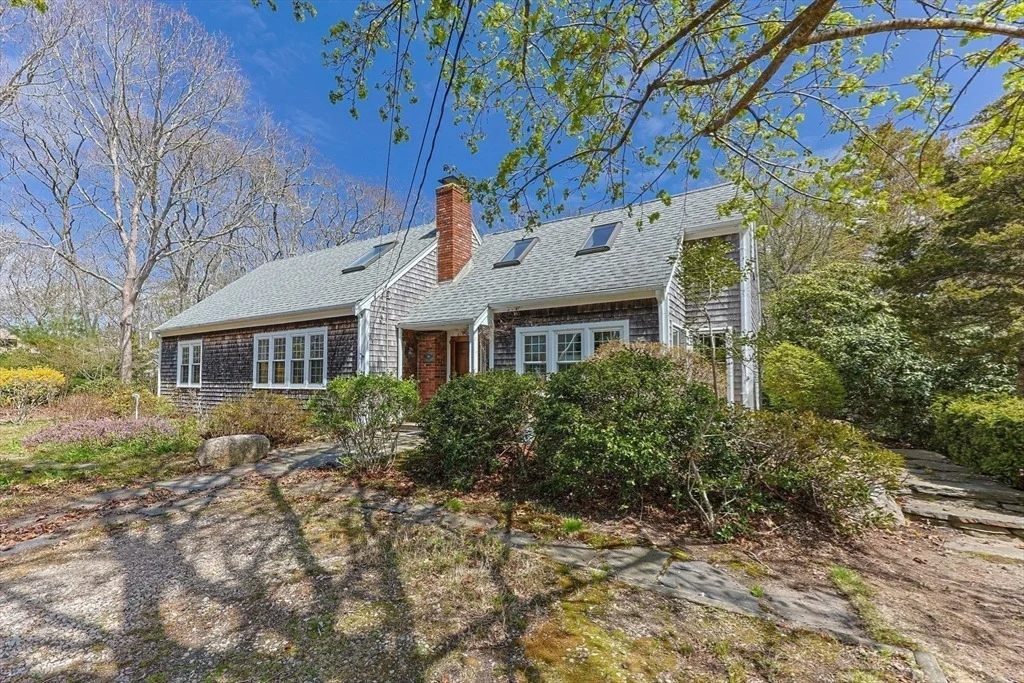 Photo of 90 Comanche Dr
