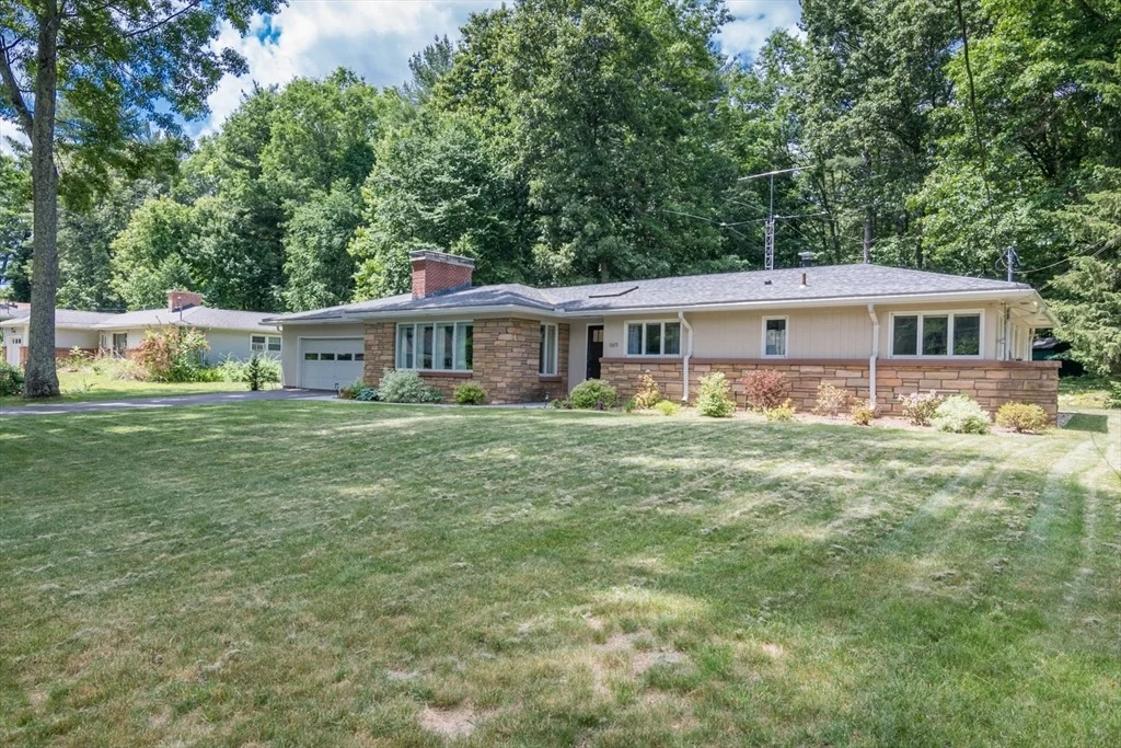 Photo of 669 Westhampton Rd