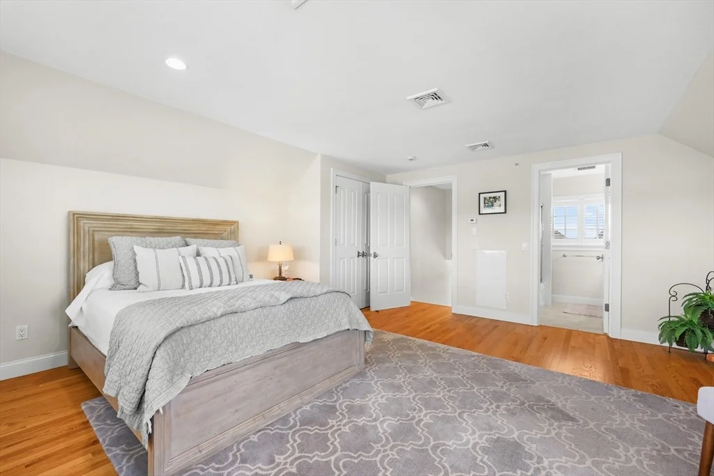 Photo of 129 Shore Dr W
