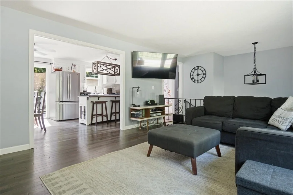 Photo of 10 Buttonwood Rd