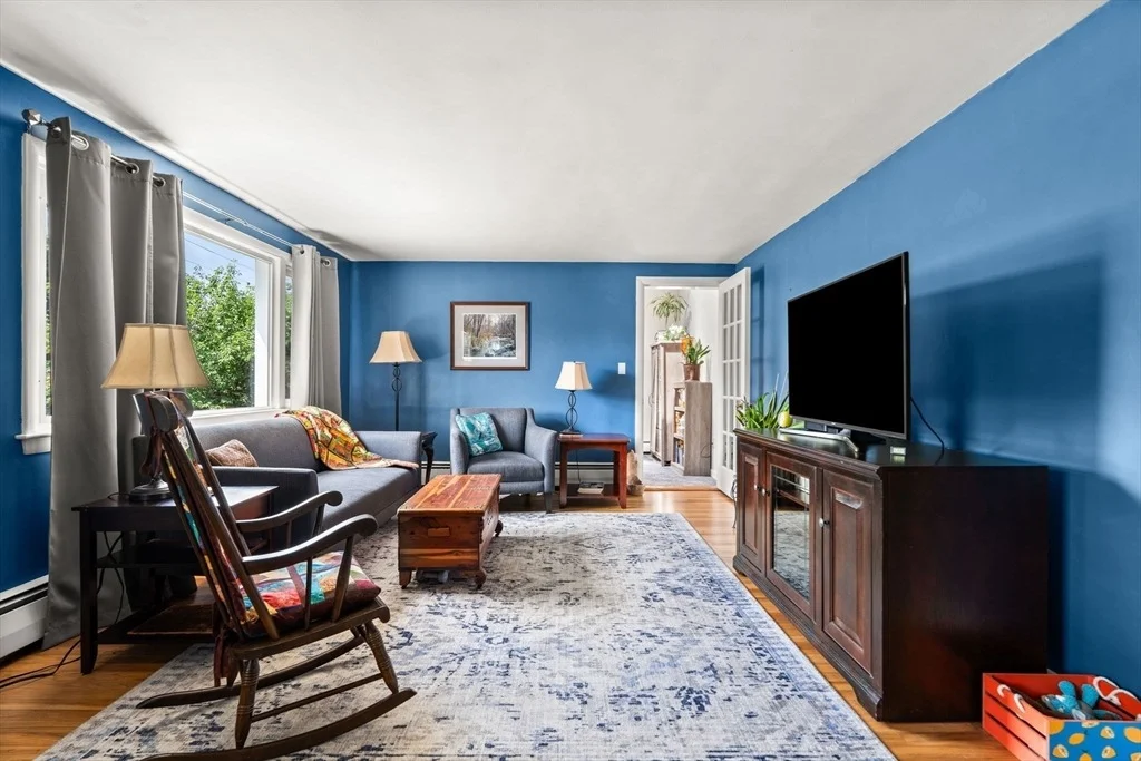 Photo of 905 Riverside Dr