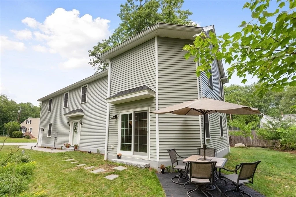 Photo of 1295 Main St