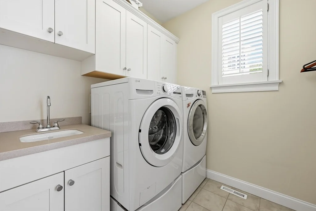 Photo of 129 Shore Dr W
