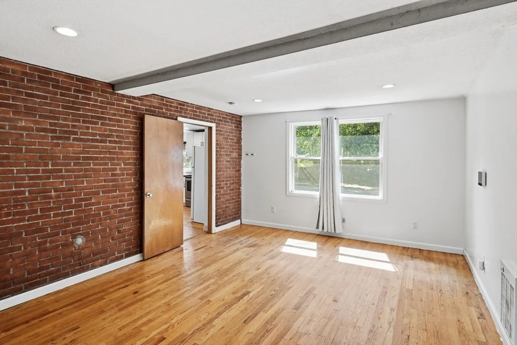 Photo of 881 Roosevelt Ave