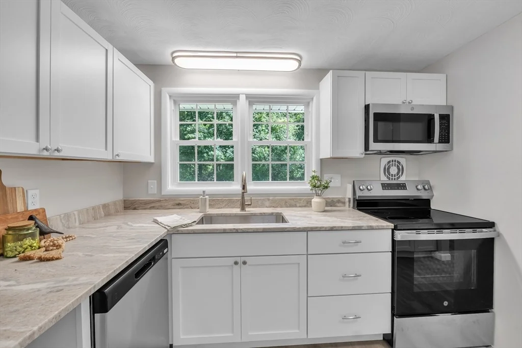 Photo of 33 Ruthellen Rd