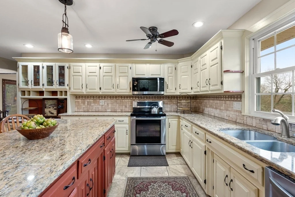 Photo of 235 James St