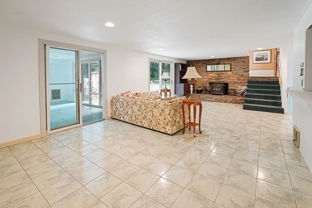 Photo of 17 Crowningshield Dr