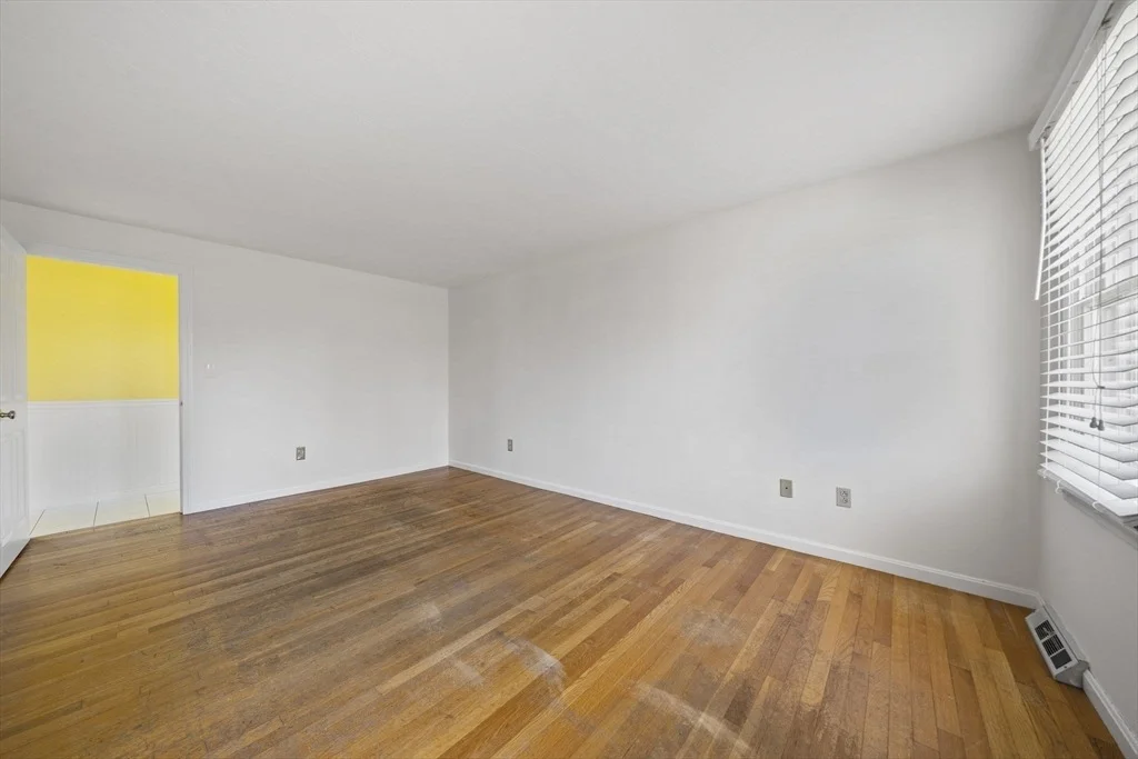 Photo of 75 Erica Dr