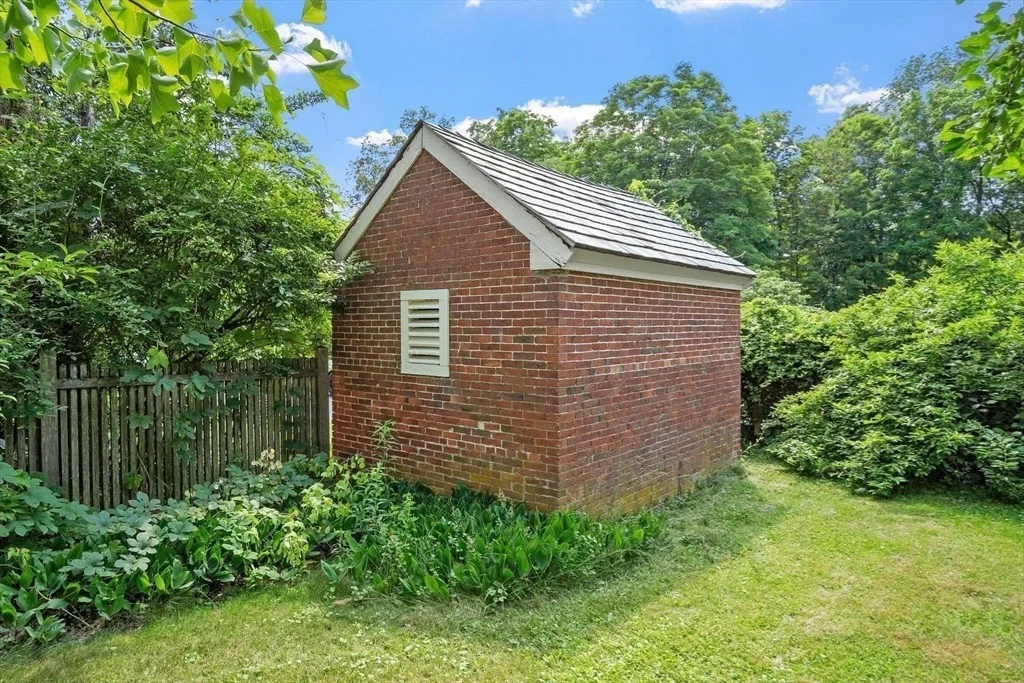 Photo of 194 Center Rd
